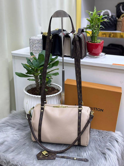 LV
SIZE  ……… 26CM 
95 dhs🪙🖤
With BOX
🎁🎁🎁

Zain51
♥️♥️♥️