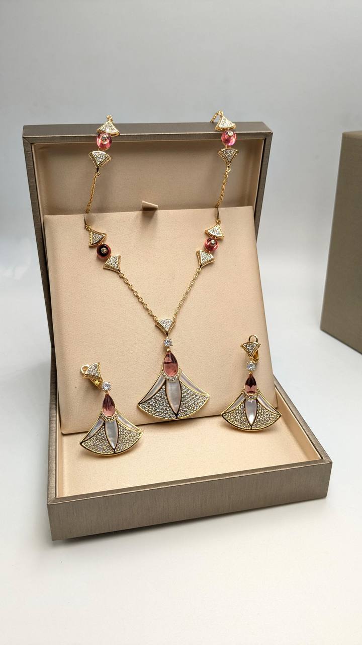 Bvlgari
*Master Quality* 
*Necklace & Earrings*
280 dhs💓 with Normal Box 🎁
310 dhs💓 with Good Box 🎁
335 dhs💓 with Master Box 🎁

Zain210
♥️♥️♥️