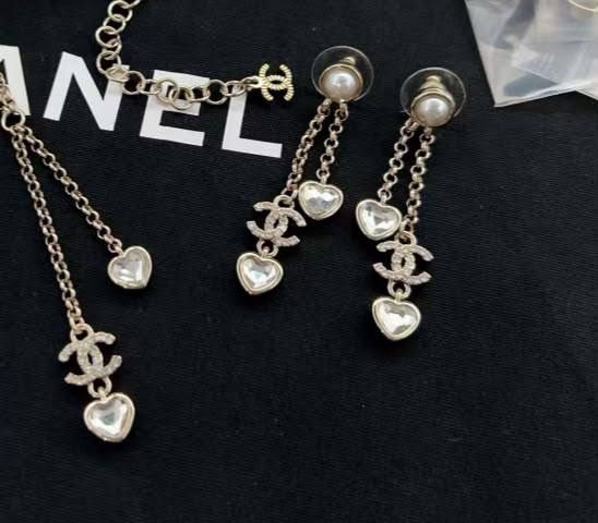 CHANEL 
Necklace 😍
Earring 🦋
Master quality 💯
With normal boxes 🗃️ 
100 dhs🇦🇪🇦🇪

With master box 📦 
120 dhs🇦🇪🇦🇪

Zain216
♥️♥️♥️