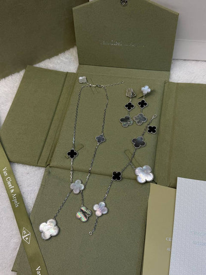 Vancleef Set
with normal box 🎁
320 dhs🪙🌨️

with original box 
🎁🎁🎁
400 dhs🪙🌨️

Zain209
♥️♥️♥️