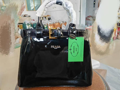 PRADA 
GOOD quality
115 dhs✅

Zain200
♥️♥️♥️