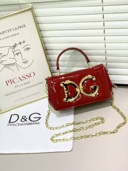 D&G 
Best quality with box’s 
110 dhs✅
size 18 cm

Zain290
♥️♥️♥️