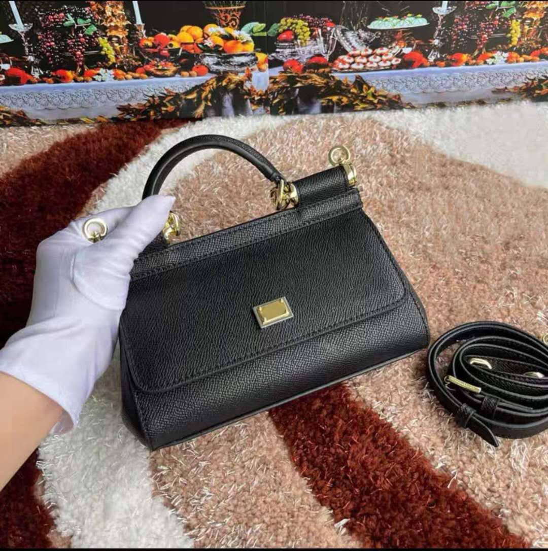 D&G
with box
110 dhs🇦🇪🇦🇪

Zain306
♥️♥️♥️
