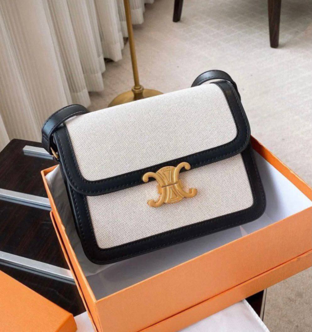CELINE 

NEW CAME 
GOOD QUALITY 
WITH BOX 
🎁🎁🎁

110 dhs

Zain39
♥️♥️♥️