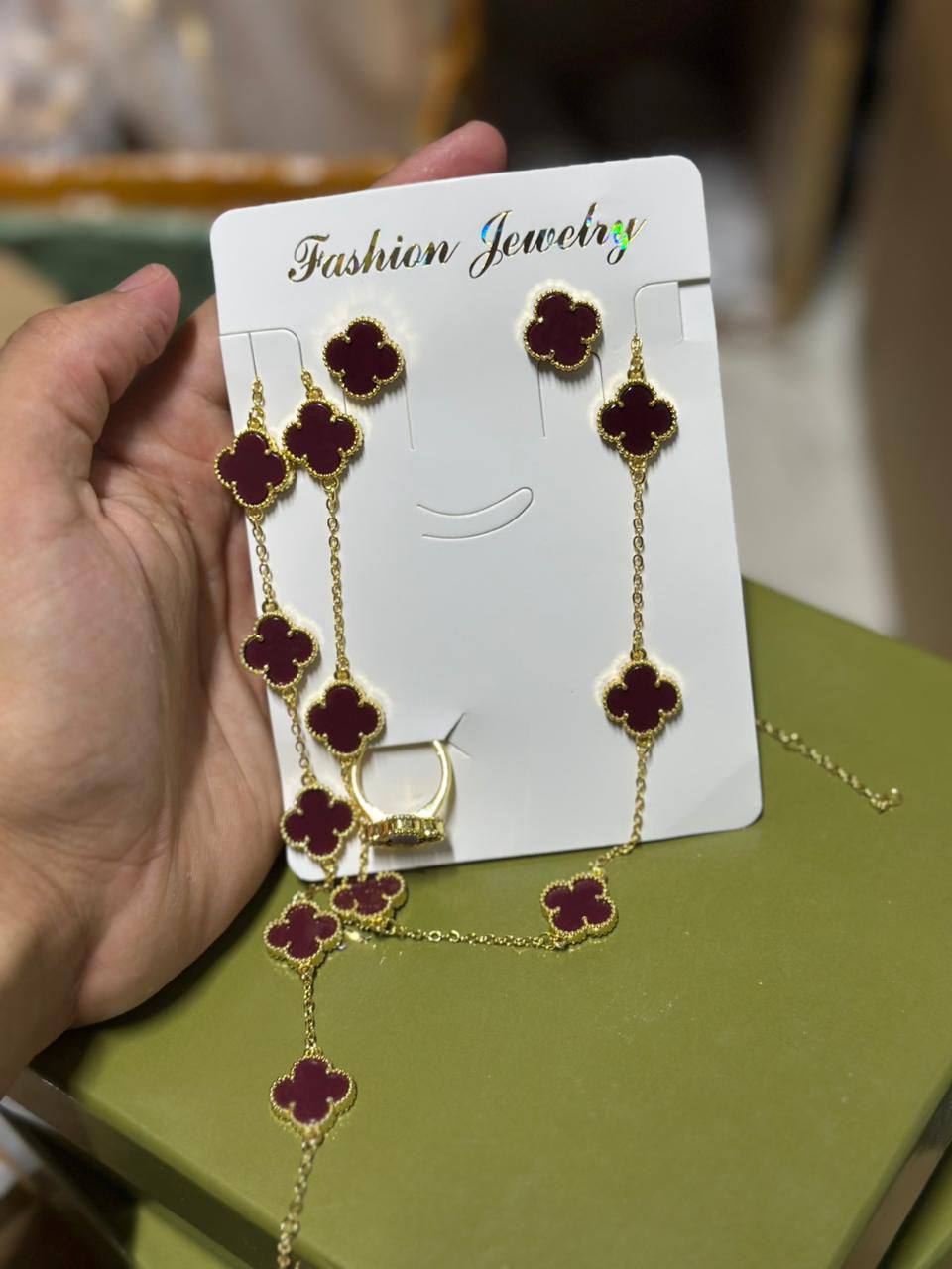 VCA set💥
*Stainless steel SET 💯*
Necklace ❤️‍🩹
Earring 🍁
Breslat ❣️
Ring 💍 free size
With normal boxes 📦 
And paper bag 🛍️
70 dhs🪙💕
With master box 🗃️ 
110 dhs🪙💕

Zain216
♥️♥️♥️