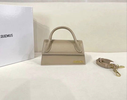 Jacquemus

110 dhs🪙🌨️

Zain143
♥️♥️♥️