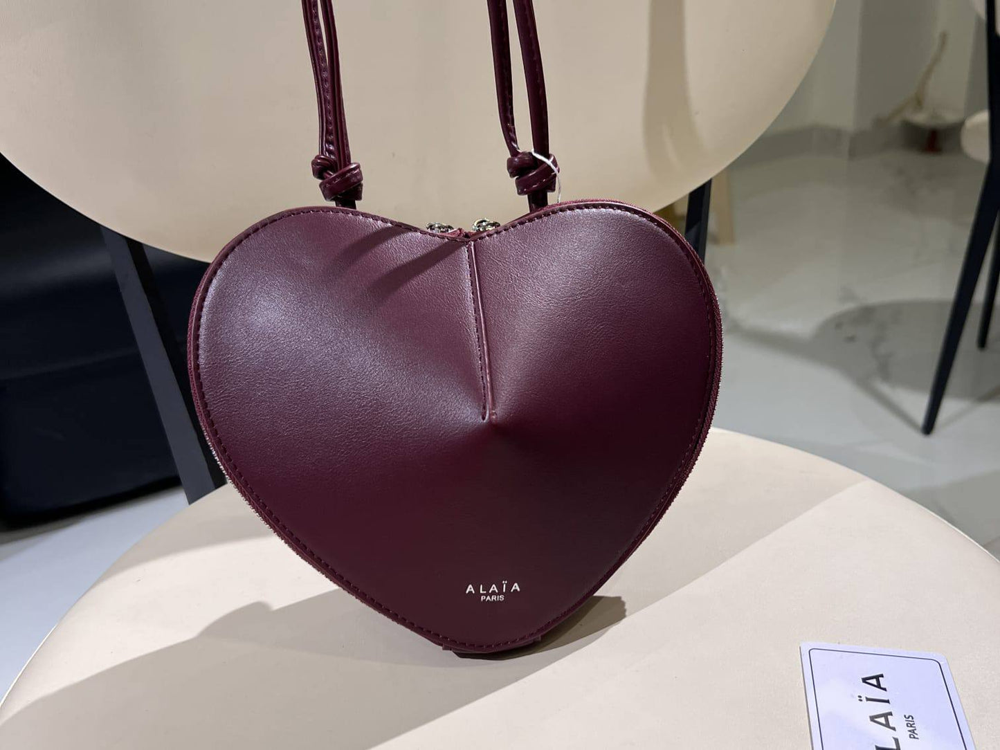 ALAÏA 

100 dhs🇦🇪🇦🇪

with box
size 23×18×10cm

Zain42
♥️♥️♥️