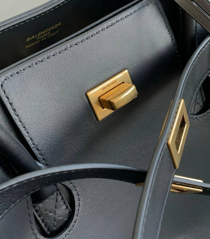 BALENCIAGA
 COPY ONE 
250 dhs🇦🇪

Zain39
♥️♥️♥️