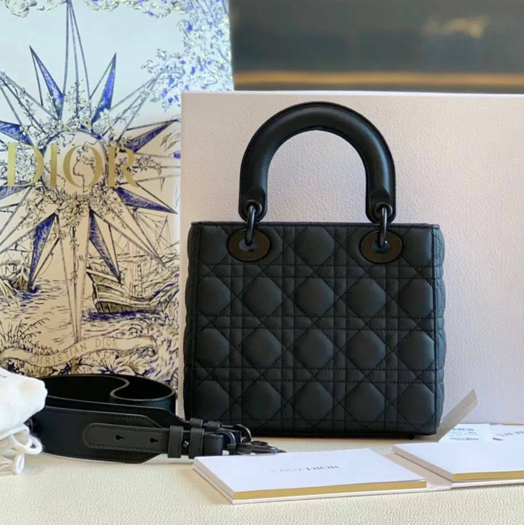 LADY DIOR 
  BIG SIZE 
GOOD QUALITY 
WITH BOX
120 dhs✅
SIZE: 24cm

Zain295
♥️♥️♥️