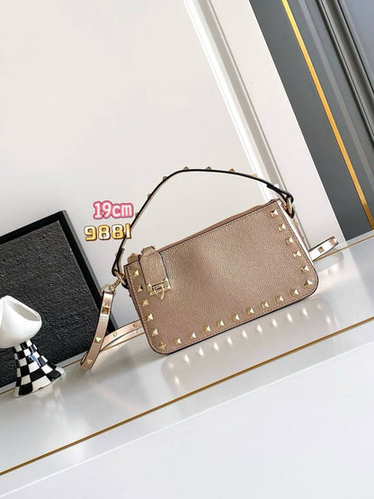 Valentino 
Master🌺🌺
   19Cm 

With Box
🎁🎁🎁

290 dhs💓

Zain131
♥️♥️♥️