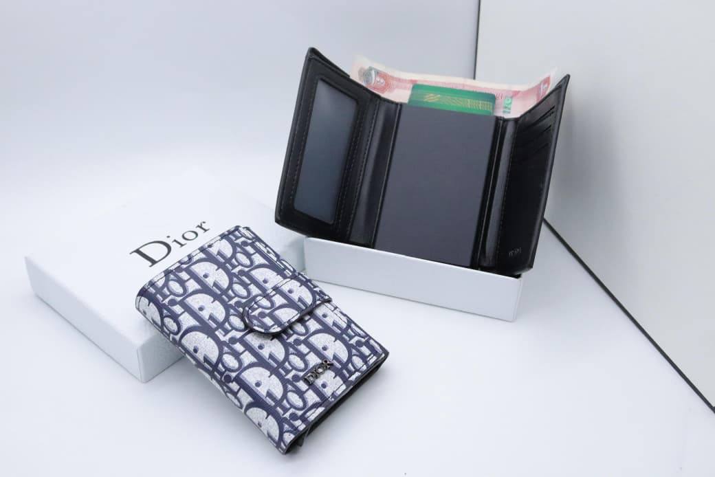 Wallet 
good quality
60 dhs🪙

With Box
🎁🎁🎁

Zain33
♥️♥️♥️