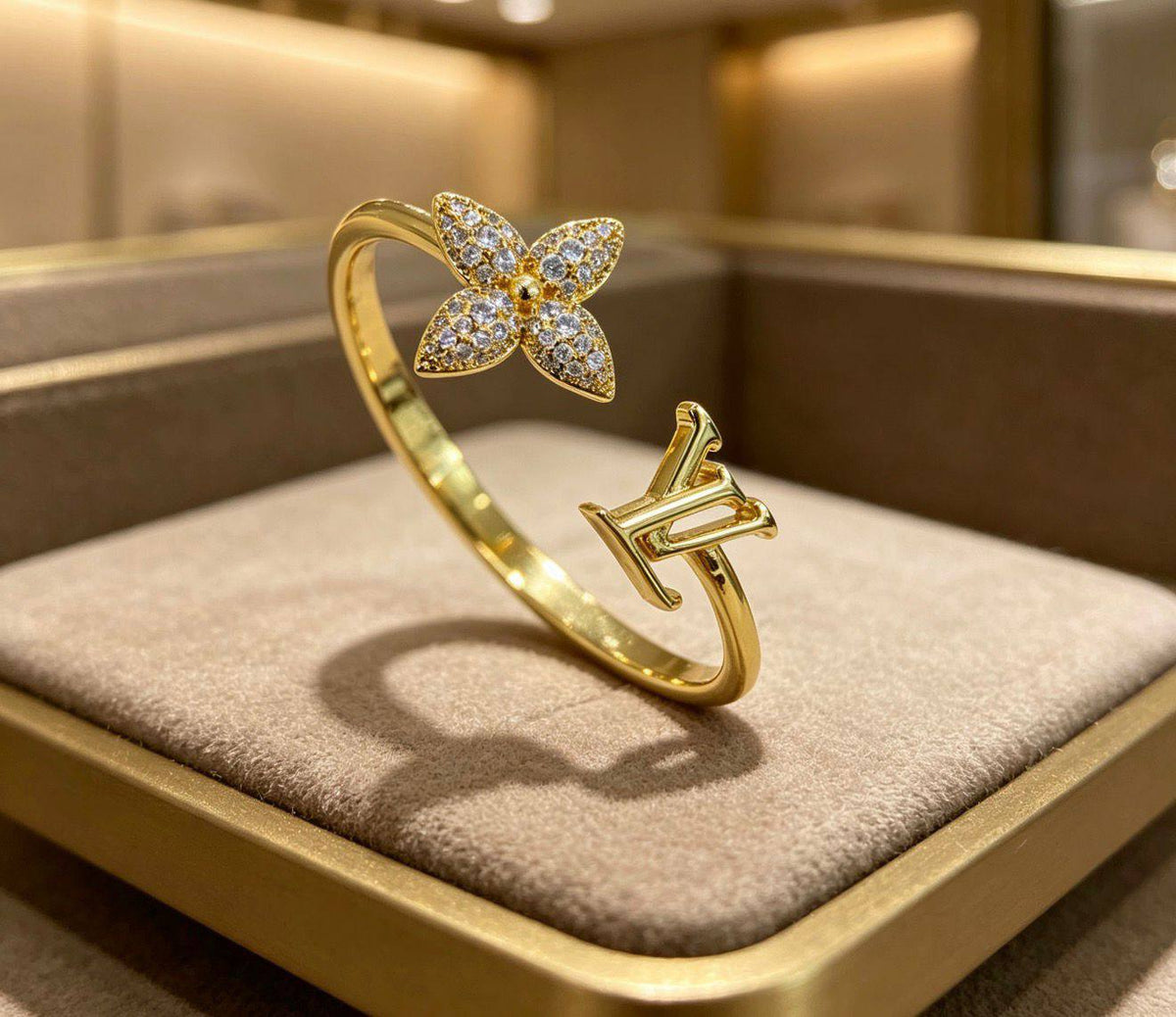 *LOUIS VUITTON 😍*
Bangle 😍
Master quality 💯
With normal boxes 🗃️ 
75 dhs🇦🇪🇦🇪
With master box 📦 
85 dhs🇦🇪🇦🇪

Zain216
♥️♥️♥️