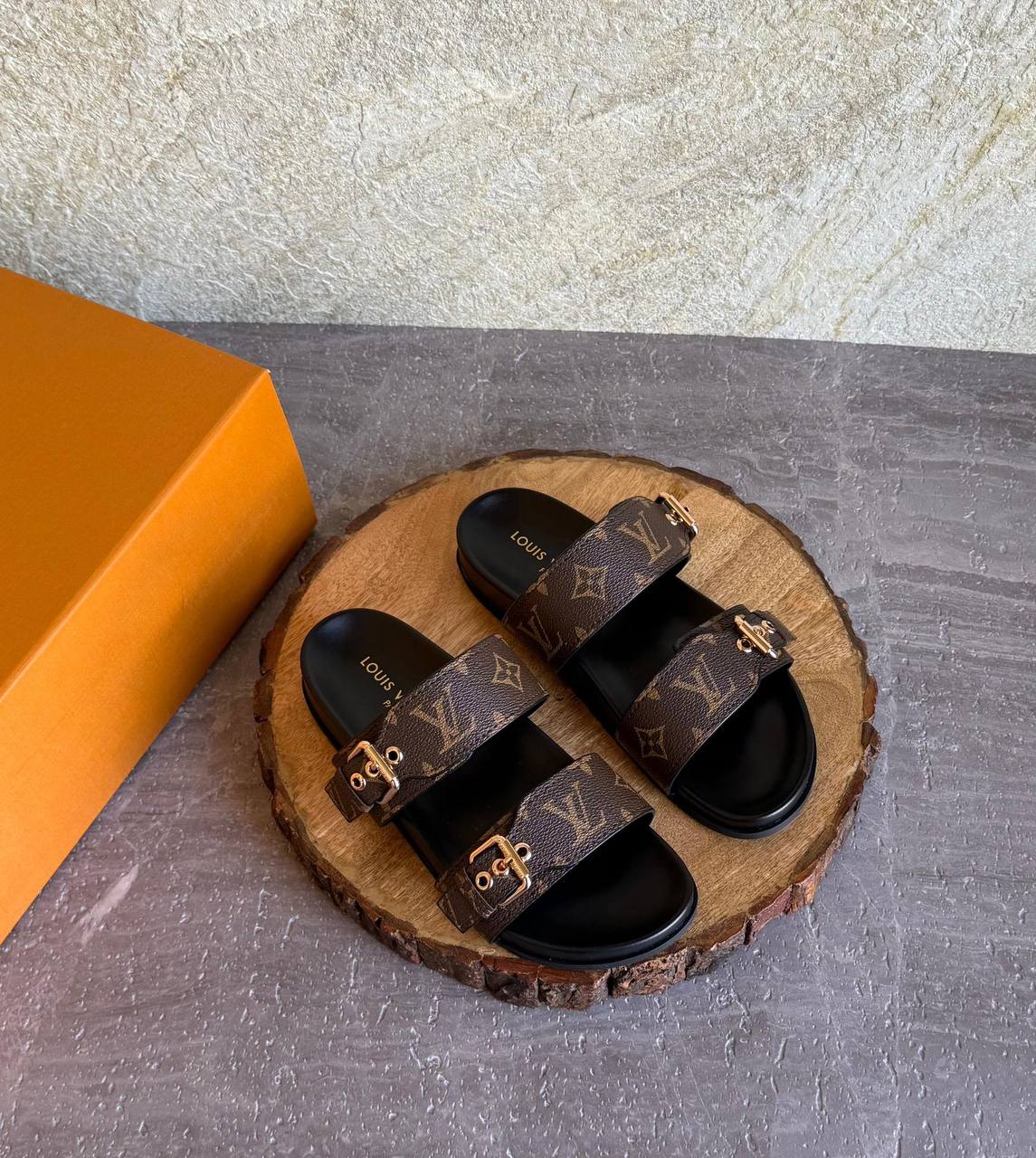 LV
SuperMaster Quality 💯
400 dhs✅
Size: 36-41💥

Zain171
♥️♥️♥️