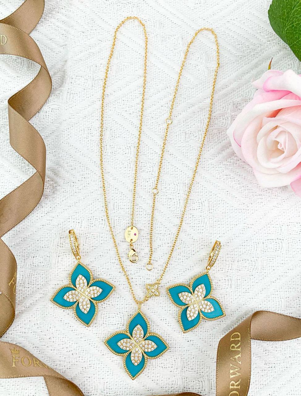 Roberto coin ❤️‍🔥*
Necklace ✨
Earring 🦋
With normal boxes 🗃️ 
160 dhs🌺
With master box 📦 
230 dhs🌺

Zain216
♥️♥️♥️