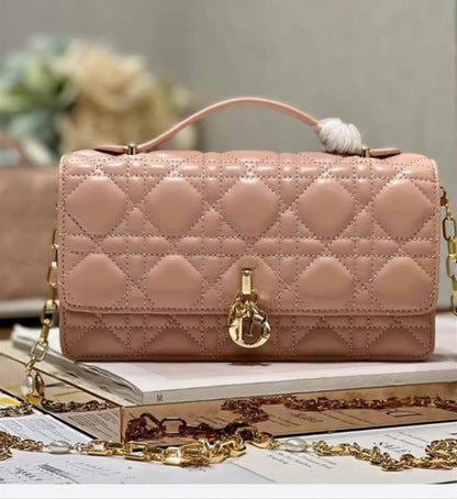 Dior
with box
110 dhs🇦🇪🇦🇪

Zain306
♥️♥️♥️