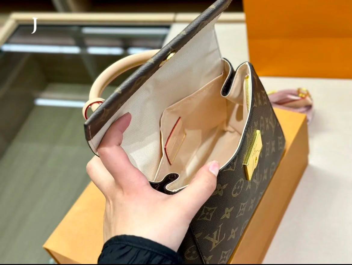 LV 
100 dhs🇦🇪🇦🇪

with box
size 20×9×15cm

Zain42
♥️♥️♥️