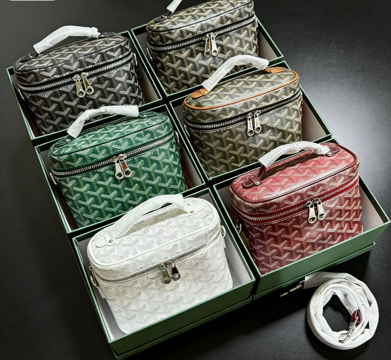 Goyard
95 dhs🪙🌨️
SIZE：18×10×12cm
Good quality 

with box
🎁🎁🎁

Zain35
♥️♥️♥️