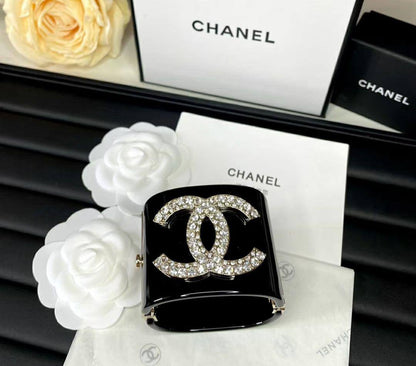 CHANEL
Bangle 🍁
Super master quality 💯
With boxes 🗃️ 
140 dhs💓

Zain216
♥️♥️♥️