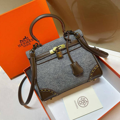 HERMES 
 MEDIUM SIZE GOOD QUALITY  WITH BOX 
100 dhs🇦🇪🇦🇪
Size:24cm

Zain17
♥️♥️♥️