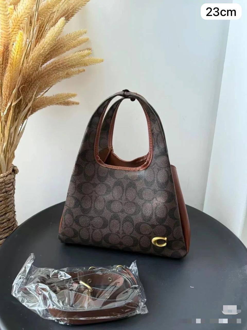 🎉 Discount 💓 Chanel kelly
1️⃣ First quality +🎁
Size :  23 ~ 20 * 12.5 cm
80 dhs🪙🌺
with box🎁

Limit Stock

Zain115
♥️♥️♥️