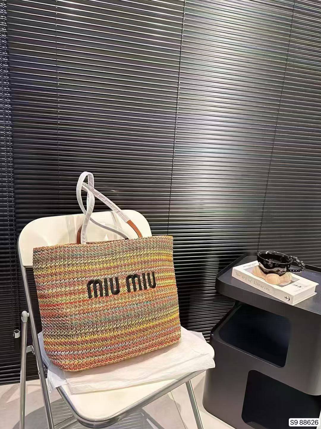 Miu Miu
with box
100 dhs✅

Zain143
♥️♥️♥️