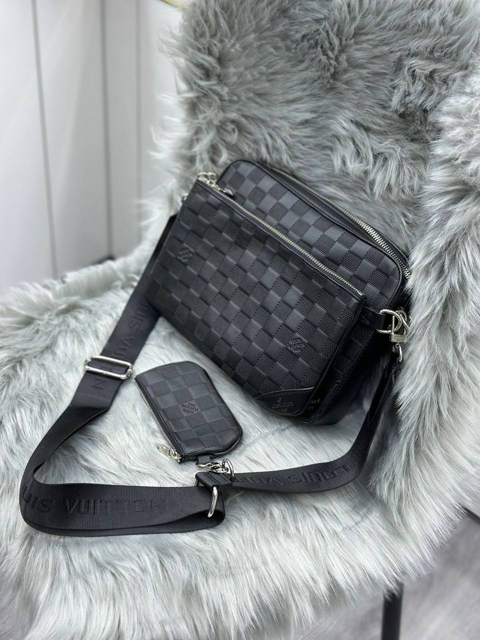 LV 
SIZE  ……… 25CM
115 dhs🪙

With BOX
🎁🎁🎁

Zain244
♥️♥️♥️