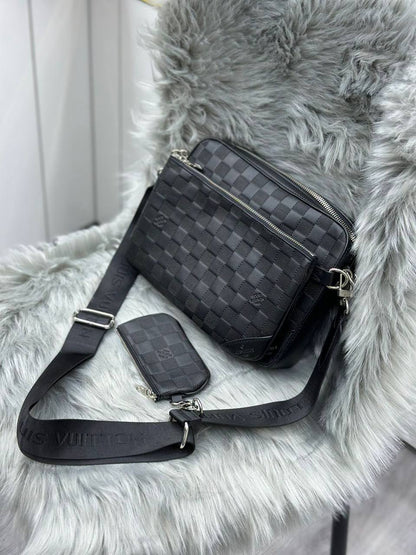 LV 
SIZE  ……… 25CM
115 dhs🪙

With BOX
🎁🎁🎁

Zain244
♥️♥️♥️