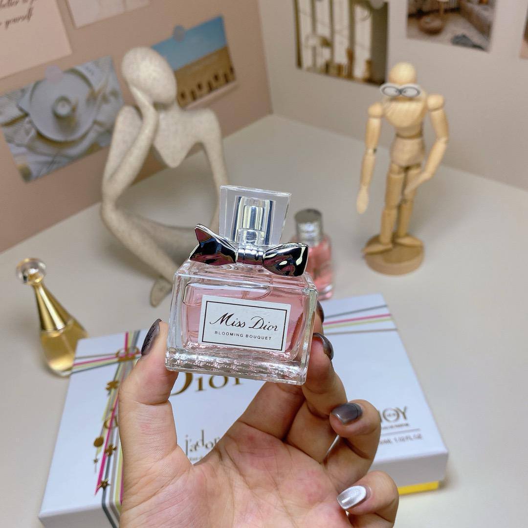 Dior Set
30 ml each 
70 dhs💓
good quality set

Zain17
♥️♥️♥️