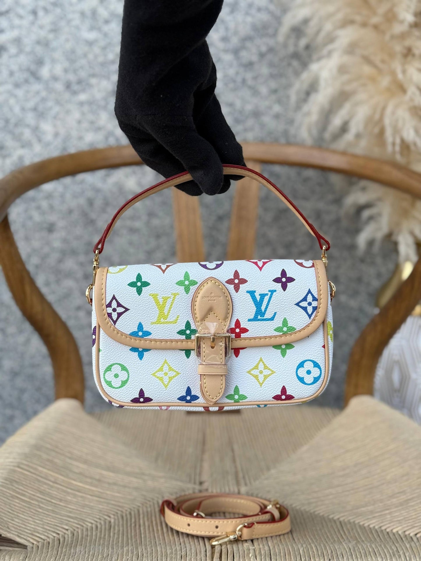 LV
19cm
320 dhs❣️
Top quality 
With box🎁

Zain167
♥️♥️♥️