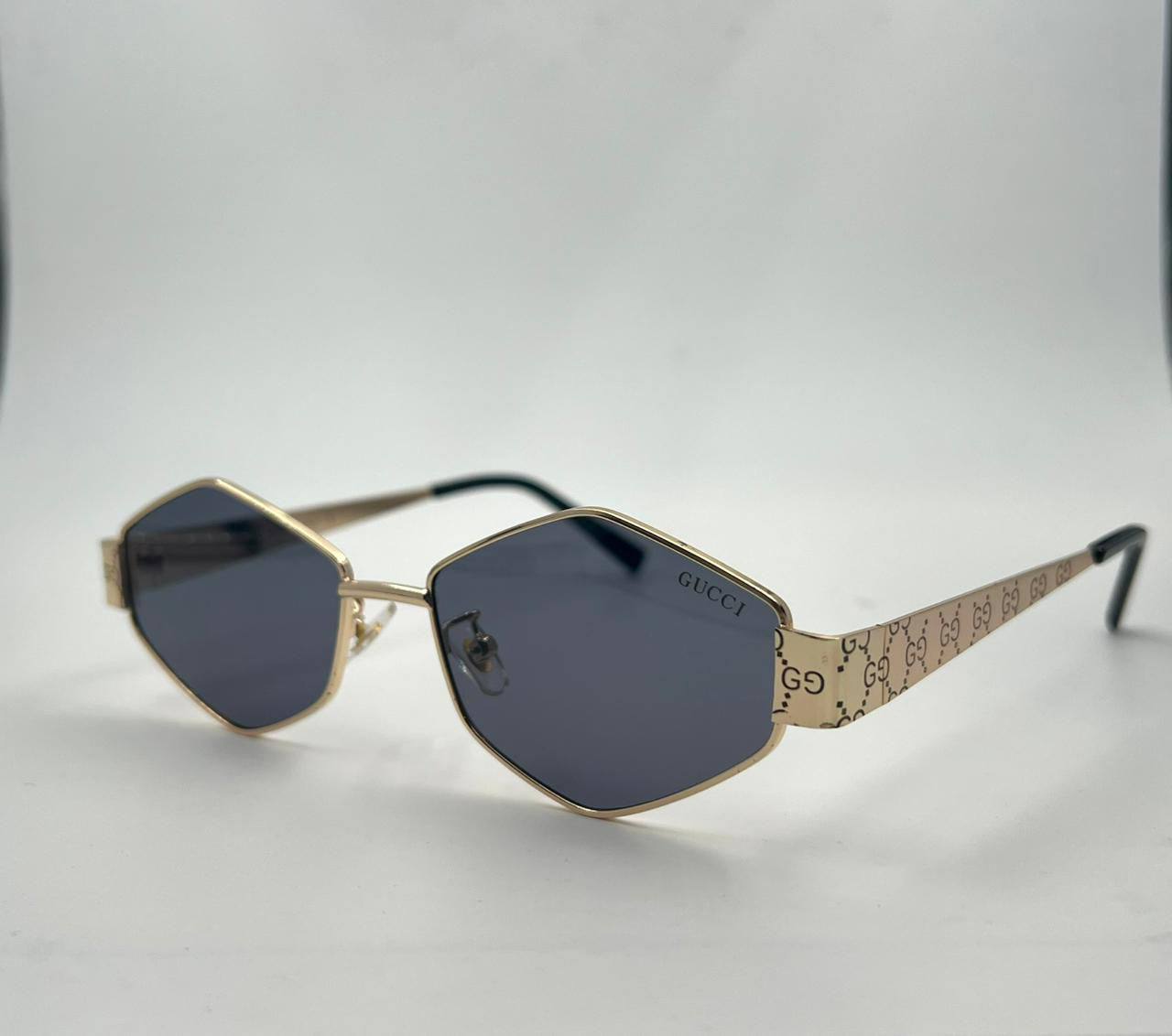 Gucci
Sunglasses 🕶️ 
Good quality 💯 
With master Box 🗃️ 
50 dhs💓

Zain273
♥️♥️♥️