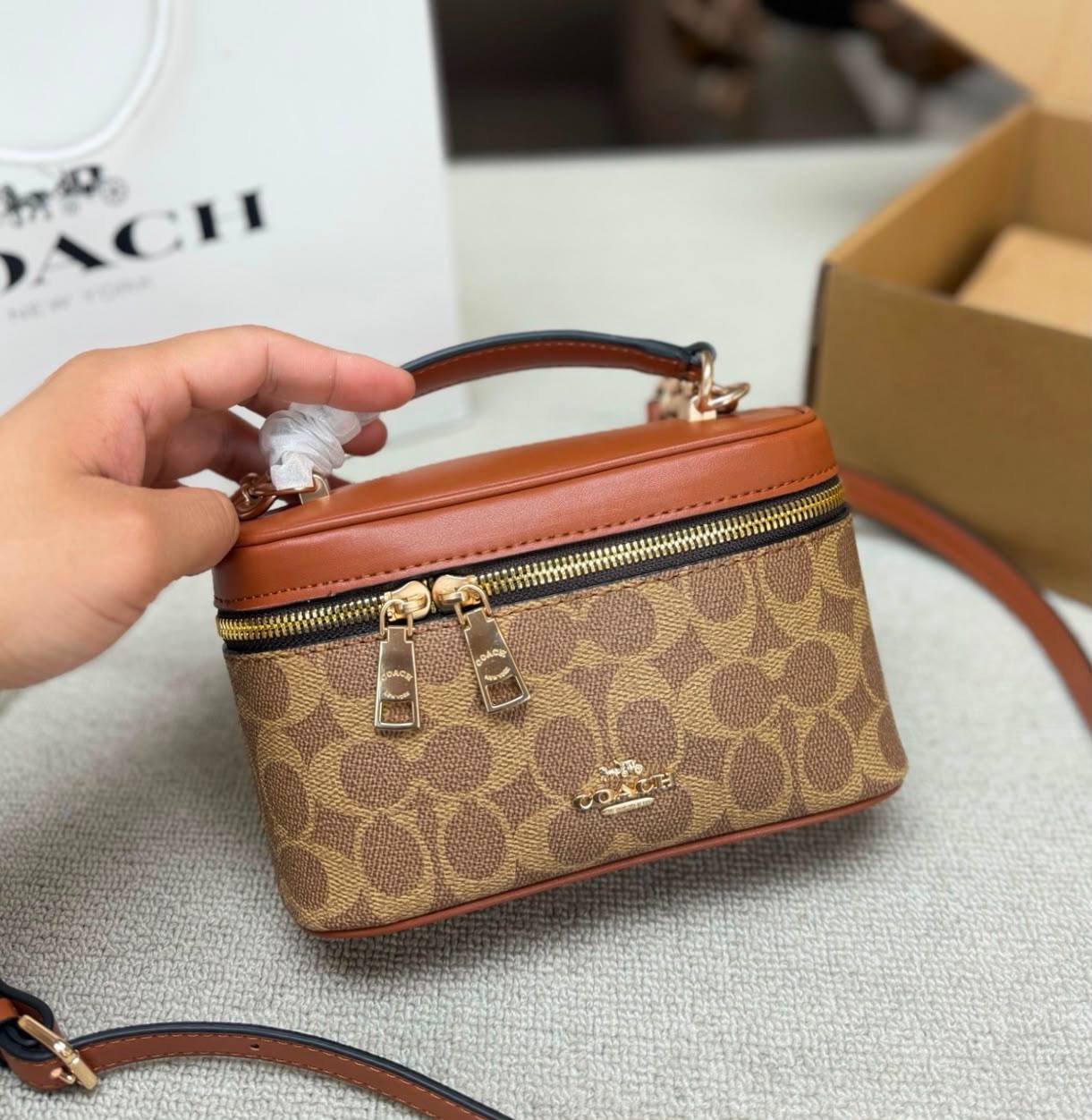COACH NEW CAME HIGH QUALITY WITH BOX  
110 dhs🇦🇪🇦🇪

Zain295
♥️♥️♥️