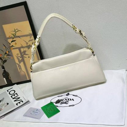 Prada
110 dhs✅
Size 32 cm🌹🌹🤝

Zain161
♥️♥️♥️