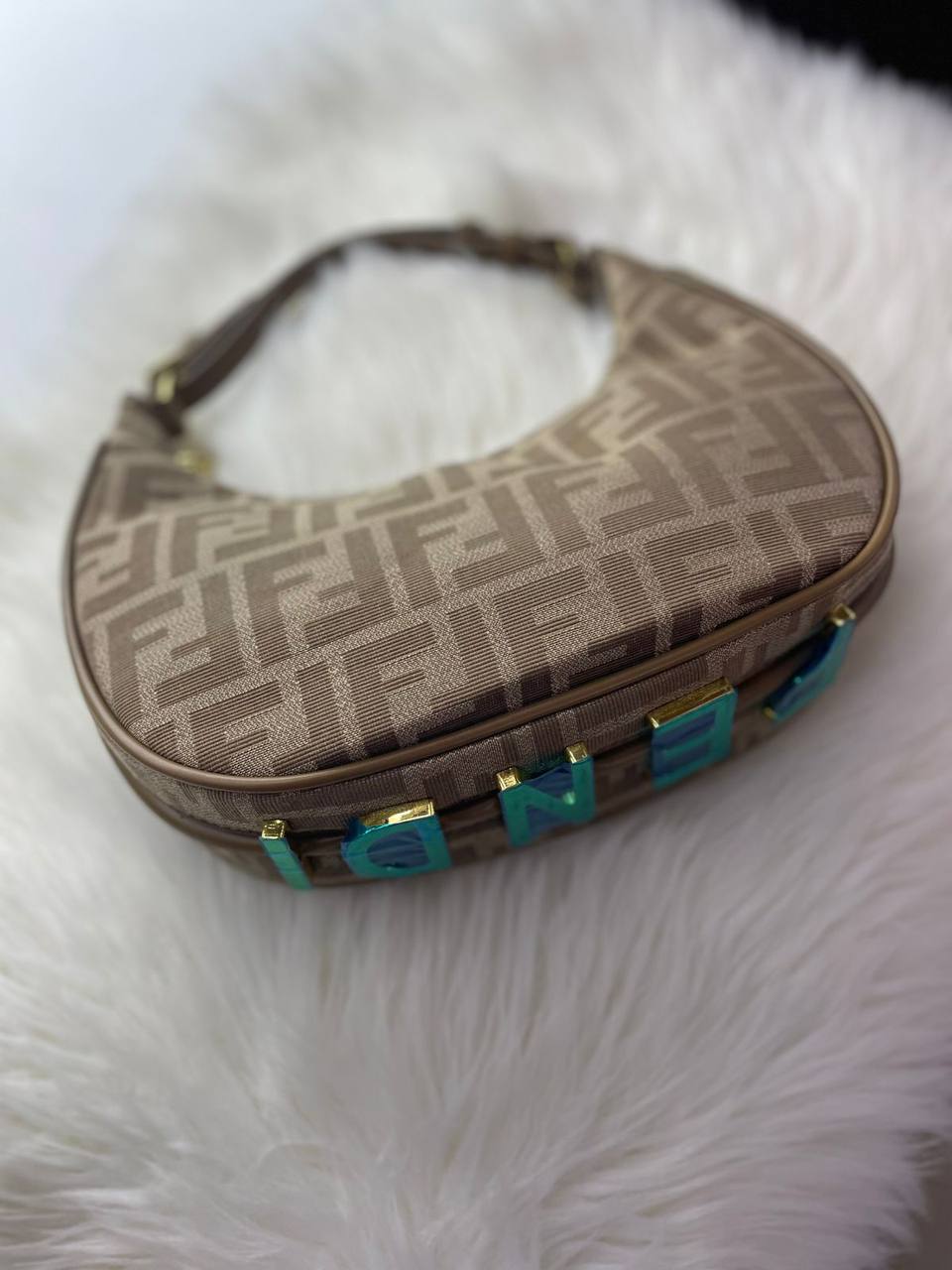 Fendi
100 dhs✅

Zain118
♥️♥️♥️