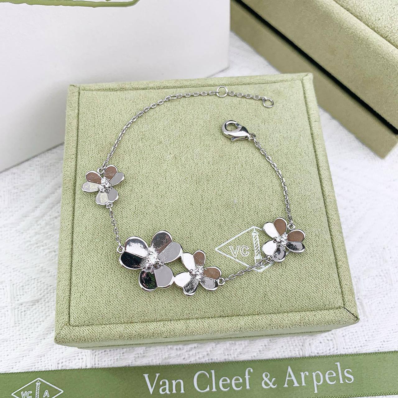 VCA SET 🦋*
Necklace 🔥
Earring🍁
Bracelet 🌸
Master quality 💯
With normal boxes 📦 
130 dhs🪙🌨️
With master box 🗃️ 
150 dhs🪙🌨️

Zain216
♥️♥️♥️