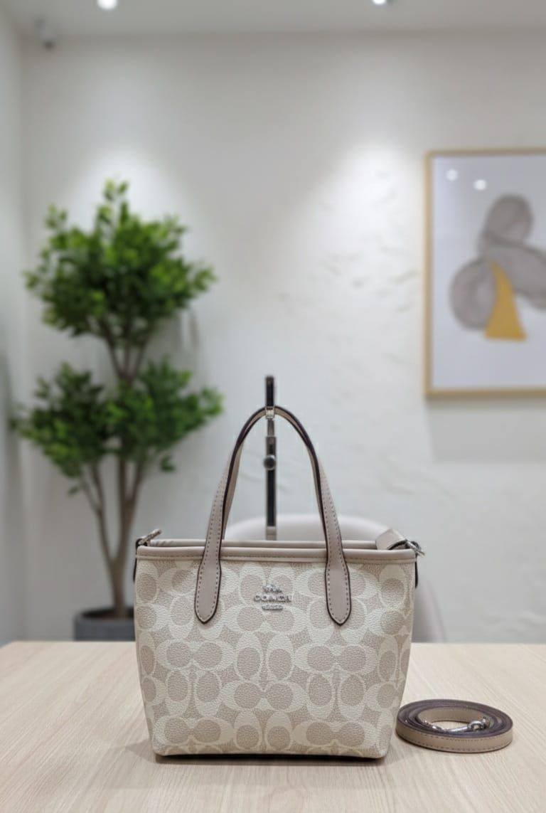 COACH
16*9*15.5cm
85 dhs🪙

with box
🎁🎁🎁

Zain44
Zain254
♥️♥️♥️