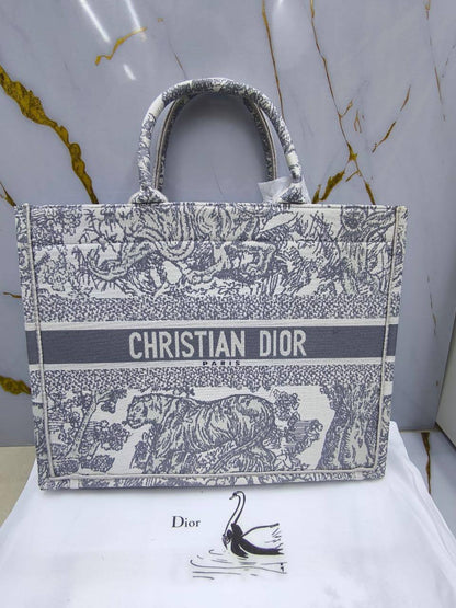 Dior

110 dhs✅

with box
🎁🎁🎁

Zain203
♥️♥️♥️