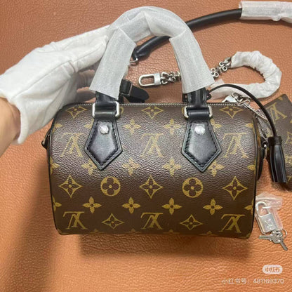 LV 🔥
Good quality 💯
Size 16cm
100 dhs✅
With box 📦

Zain70
♥️♥️♥️