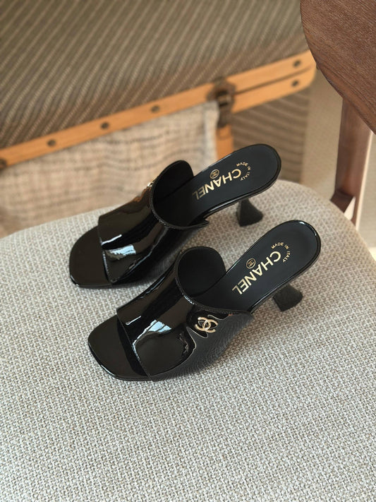 Chanel new 🩶
Size: 36 to 41
Super master quality 
450 dhs💚

Zain198
♥️♥️♥️