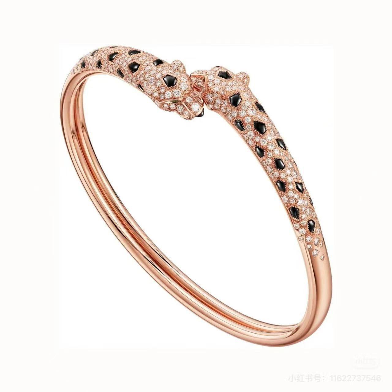 Cartier ❤️‍🔥*
Bangle 💥
Master quality 💯
With normal boxes 🗃️ 
110 dhs✅
With master box 📦 
150 dhs✅

Zain216
♥️♥️♥️