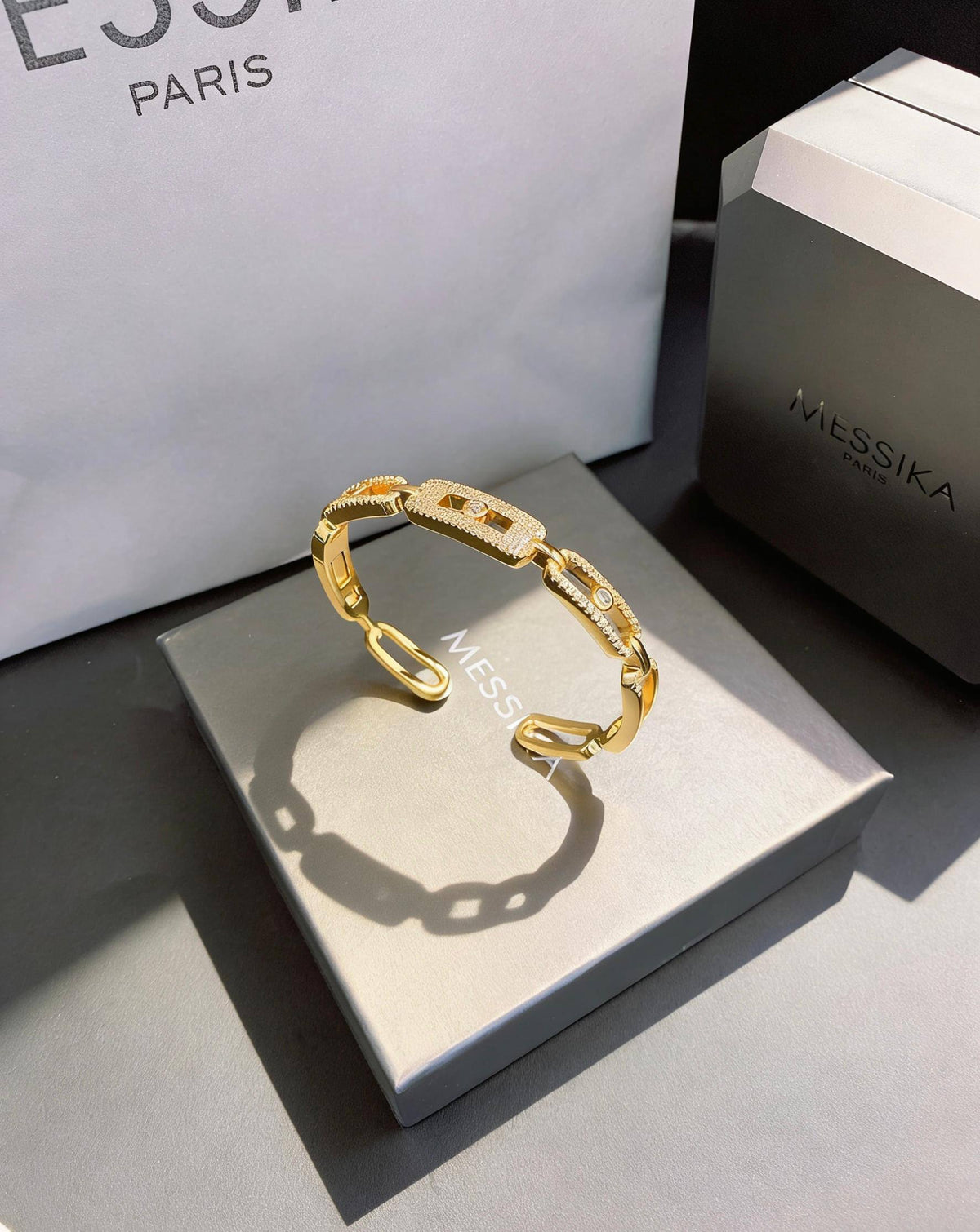 MESSIKA BRACELET 
70 dhs🇦🇪🇦🇪

MASTER ✨💫

WITH BOX AND PAPER BAG

Zain89
♥️♥️♥️