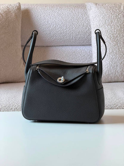 Hermes Lindy 26cm💕super master quality😍with box❤️
460 dhs💓

Zain52
♥️♥️♥️