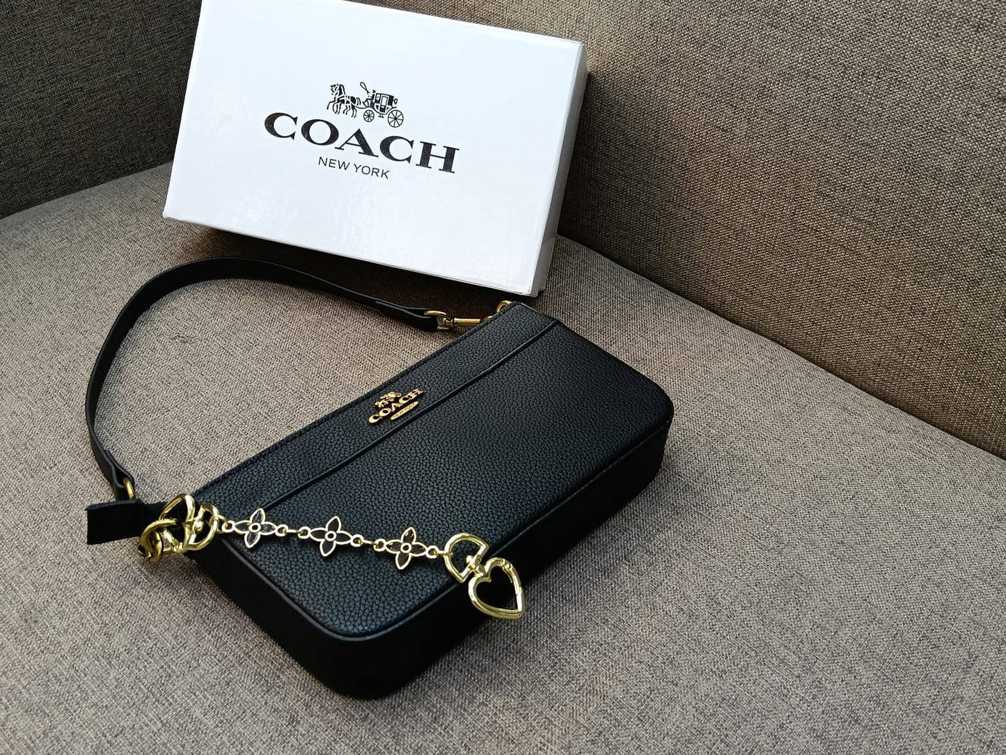 Coach
75 dhs❣️

with box
🎁🎁🎁

size 23cm

Zain26
♥️♥️♥️