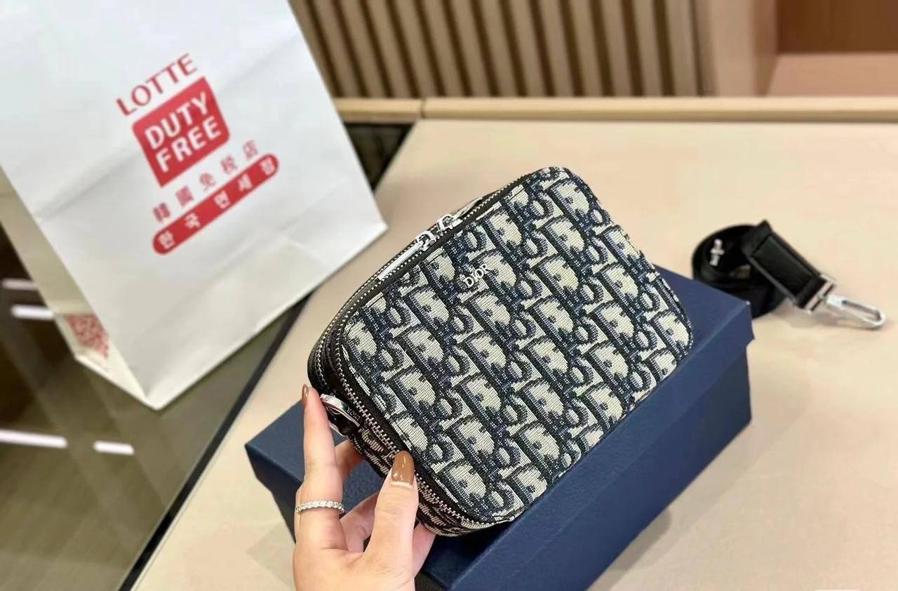 Dior Men 
Cross body Bag 
Master Quality
210 dhs🗽

Zain33
♥️♥️♥️