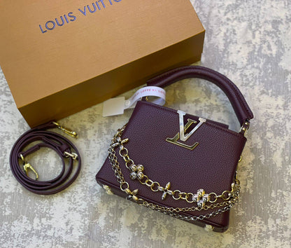 LV
230 dhs❣️

With box.  
🎁🎁🎁

Size. 21 cm.

Zain175
♥️♥️♥️