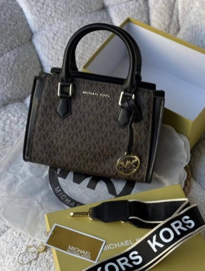 MK
95 dhs❣️
size：23cm
Good quality

Zain35
♥️♥️♥️