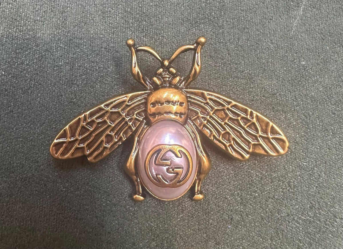 New arrival branded brooches 
30 dhs✅✅
35 dhs✅✅ with box 

Zain243
♥️♥️♥️