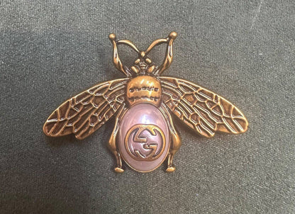 New arrival branded brooches 
30 dhs✅✅
35 dhs✅✅ with box 

Zain243
♥️♥️♥️