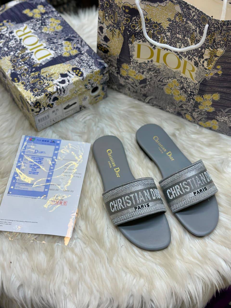 Dior 
Size :36 to 42
90 dhs💛

Zain241
♥️♥️♥️