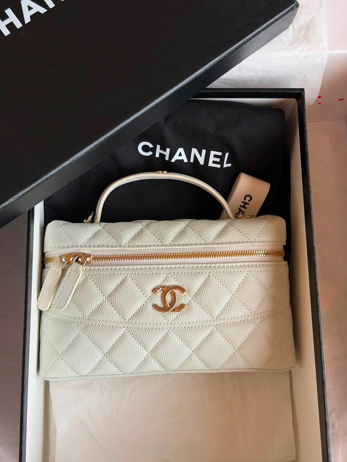 CHANEL
𝐕𝐚𝐧𝐢𝐭𝐲 𝐁𝐚𝐠 𝐖𝐢𝐭𝐡 𝐂𝐡𝐚𝐢𝐧 
950 dhs✅
Full Packge Super Master

ETAG4
♥️♥️♥️