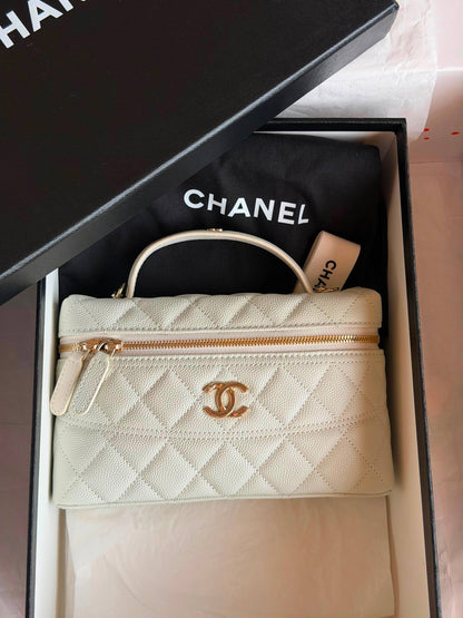 CHANEL
𝐕𝐚𝐧𝐢𝐭𝐲 𝐁𝐚𝐠 𝐖𝐢𝐭𝐡 𝐂𝐡𝐚𝐢𝐧 
950 dhs✅
Full Packge Super Master

ETAG4
♥️♥️♥️